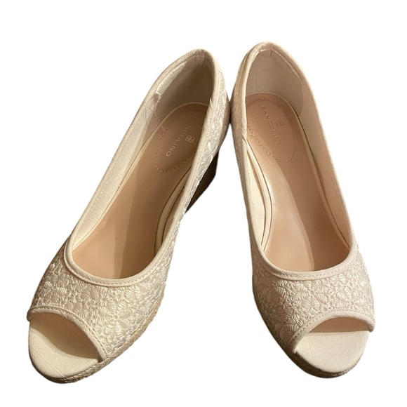Bandolino women’s cream 2.5” wedge heeled sandals. Peep toe and embroidery sz 9 - Picture 1 of 10